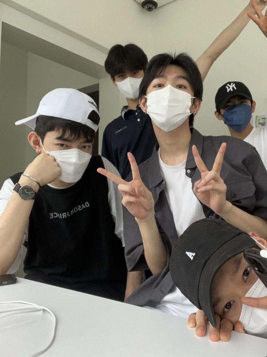 seokmattchuus's tweet photo. this is so insane bc not only did jiahao train with yichen, but then he also trained with zhanghao, gyuvin, rui, yujin, seungeon, and yunseo. AND XIE BINGHUA (he’s been seen with zhanghao + rui nicknamed him xiaomei) https://t.co/5HyCOWG1nD