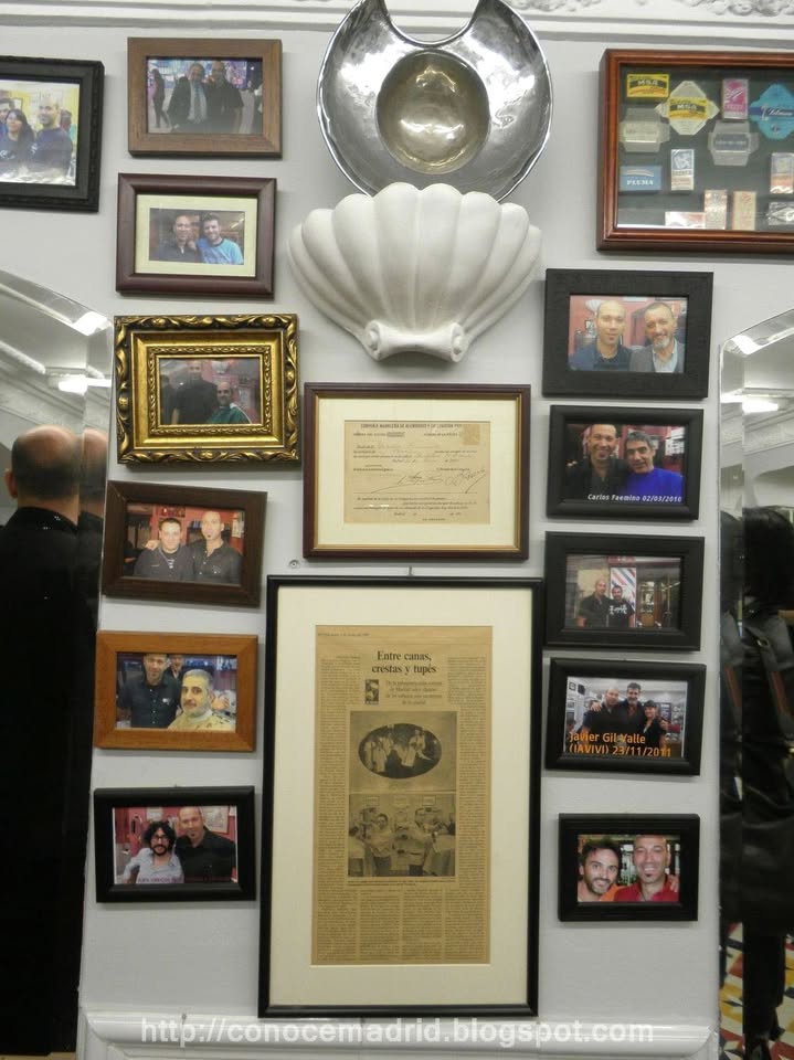 Peluquería El Kinze
 Es probable que los inicios de la peluquería fuesen en la Plz. Mayor, a mediados del siglo XIX, en un local encima de la papelería Zamora Lo que sí es cierto es que Eladio Gurumeta realizó su inauguración en la c/ Cuchilleros, 15 el 2 de Enero de 1900 #Madrid