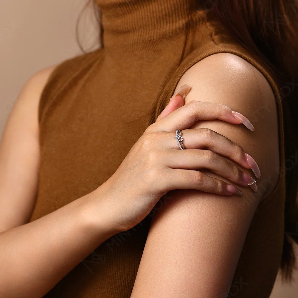 dazzoro's tweet image. ✨ A band without limits.
The Eterna Infinity Ring — 0.24ct D Color VVS1 Moissanite in 925 Sterling Silver, made to last forever 💍

#moissanite #infinityring #bridaljewelry #weddingband #Dazzoro