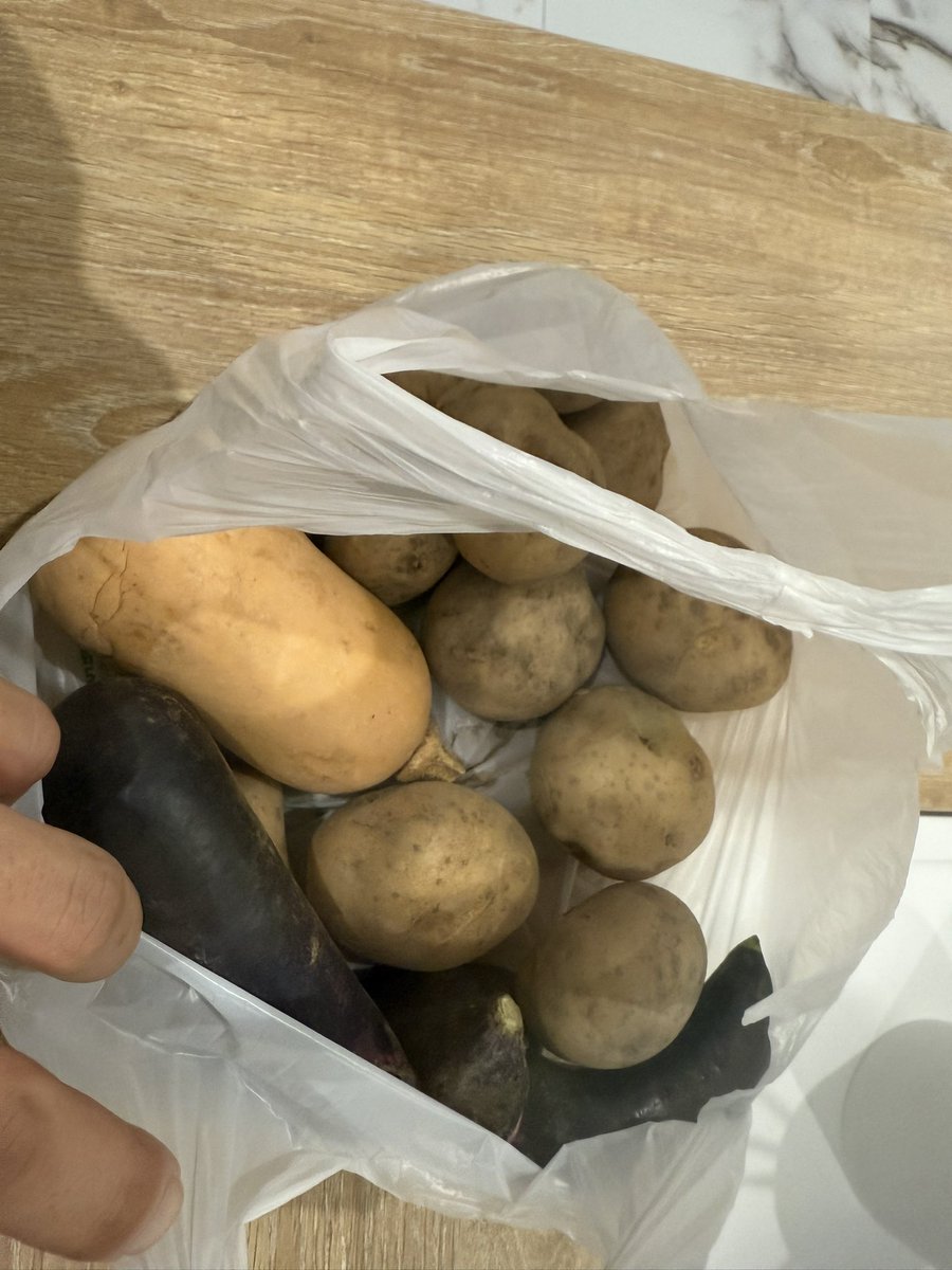 0stYuki's tweet photo. 毎週行ってるイタリアン通い過ぎてついに店長に顔覚えられて、追加で1品おまけしてくれて、仕入れた有機野菜分けてくれた!!笑笑
袋いっぱいにお野菜入れてくれて有り難すぎる😂 https://t.co/g3PZXp49xn