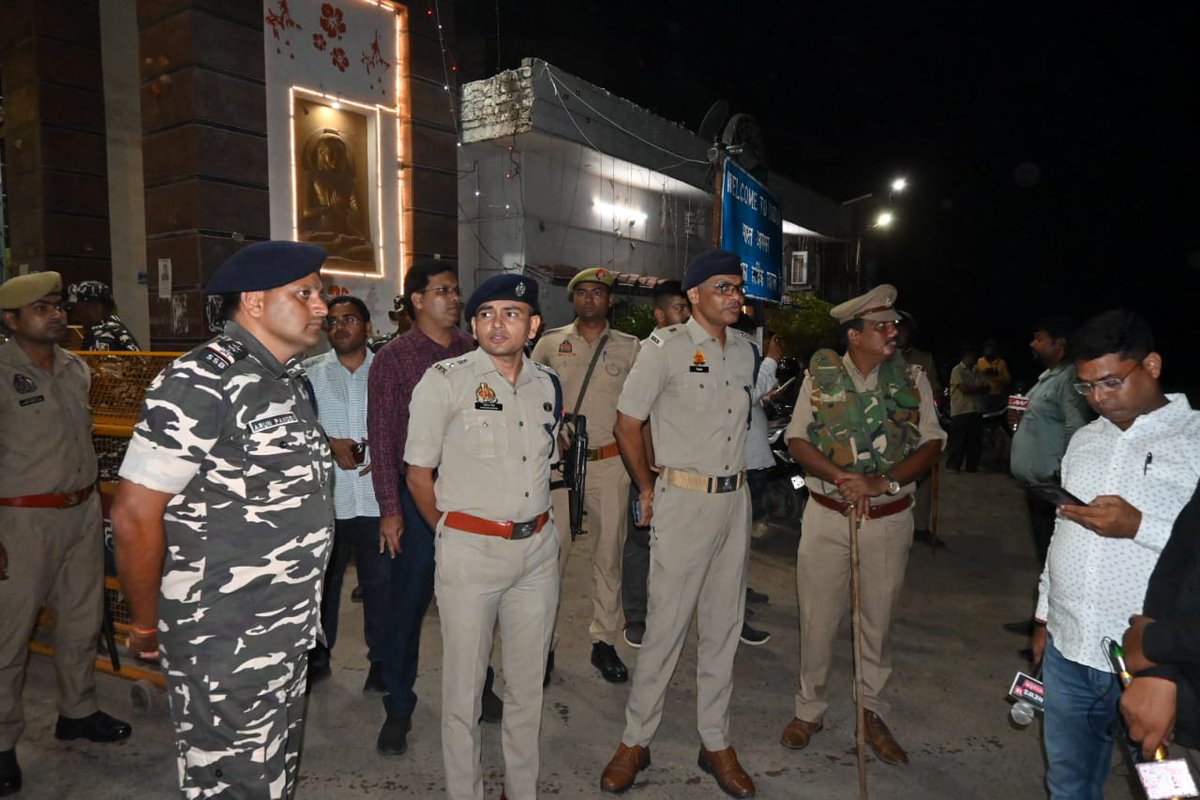 maharajganjpol's tweet photo. नेपाल राष्ट्र में चल रही राष्ट्र विरोधी गतिविधियों के मद्देनजर जनपद में शान्ति एवं कानून-व्यवस्था बनाये रखने हेतु #SP_MRJ महोदय द्वारा #Asp_mrj के साथ थाना #सोनौली क्षेत्राअंतर्गत #इंडो_नेपाल_बॉर्डर का निरीक्षण किया गया व संबंधित को आवश्यक दिशा निर्देश दिया गया।
@dgpup
@Uppolice https://t.co/SCZOBHfB0J