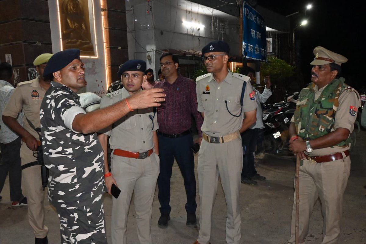maharajganjpol's tweet photo. नेपाल राष्ट्र में चल रही राष्ट्र विरोधी गतिविधियों के मद्देनजर जनपद में शान्ति एवं कानून-व्यवस्था बनाये रखने हेतु #SP_MRJ महोदय द्वारा #Asp_mrj के साथ थाना #सोनौली क्षेत्राअंतर्गत #इंडो_नेपाल_बॉर्डर का निरीक्षण किया गया व संबंधित को आवश्यक दिशा निर्देश दिया गया।
@dgpup
@Uppolice https://t.co/SCZOBHfB0J