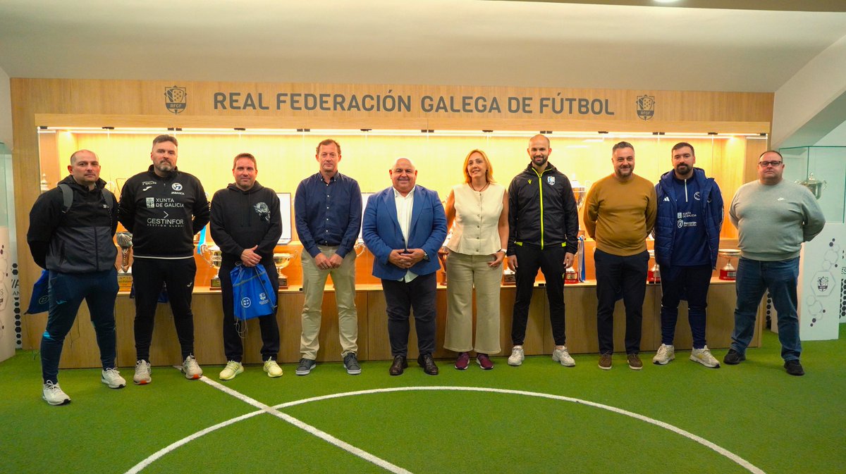 🤝 Xuntanza árbitros-técnicos de fútbol sala

➡️ A Comisión Técnica de Árbitros que encabeza Patricia Doval mantivo unha reunión informativo cos adestradores da Segunda División Feminina e da Segunda División B e Terceira División Masculinas

🔗 futgal.es/pnfg/NNws_ShwN…