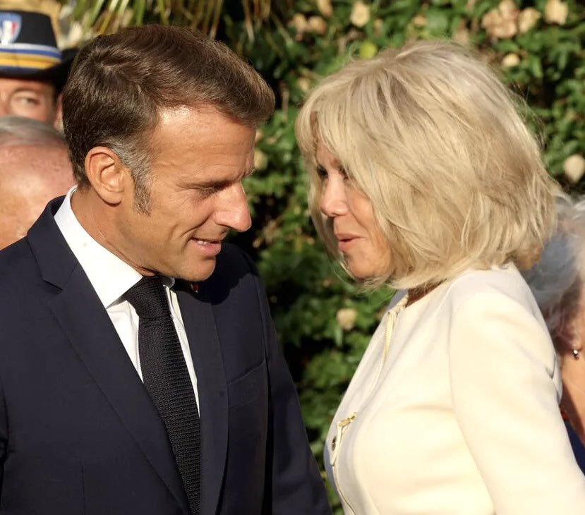 f_philippot's tweet image. Ce soir le Canard Enchaîné balance sur les Macron ! ⤵️

« L'acquéreur de la maison de famille de Brigitte Macron ne s'est pas contenté de l'acheter au prix fort (3,6 millions d'euros), il a aussi accepté de laisser le couple présidentiel y résider gratuitement pendant huit mois !…