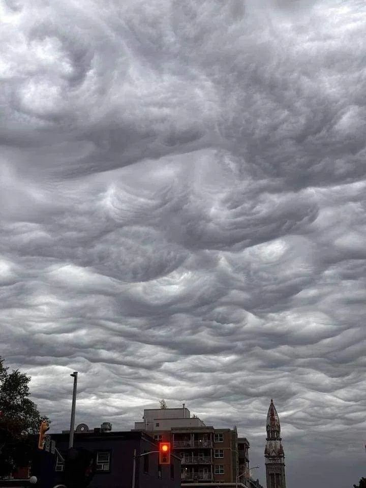 astropics's tweet photo. The sky turned into a Van Gogh painting https://t.co/fPXumJPcB1