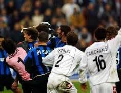 Cara <a href="/Gazzetta_it/">La Gazzetta dello Sport</a> dopo 27 anni e 54 partite in cui viene presentato il match ricordando lo sfondamento di Ronaldo su Juliano perché non provare a cambiare usando questi 2 episodi ?  Un po di coraggio dai , giusto per cambiare un po 🤣