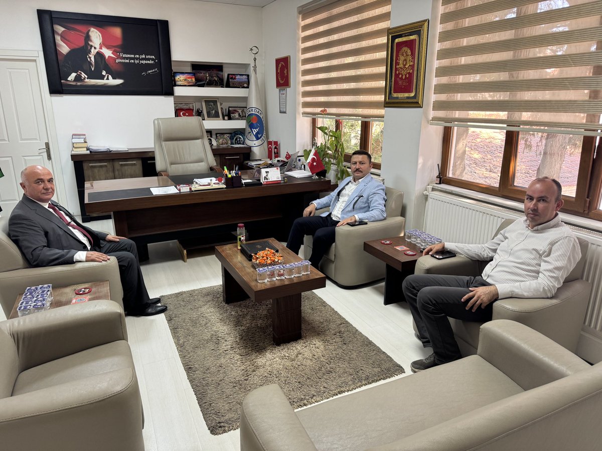 Kaymakamımız Cafer EKİNCİ, Çardak Belediye Başkanı Metin SEMERCİ’yi ziyaret ederek beldemizin ihtiyaç ve projeleri hakkında istişarelerde bulundu.