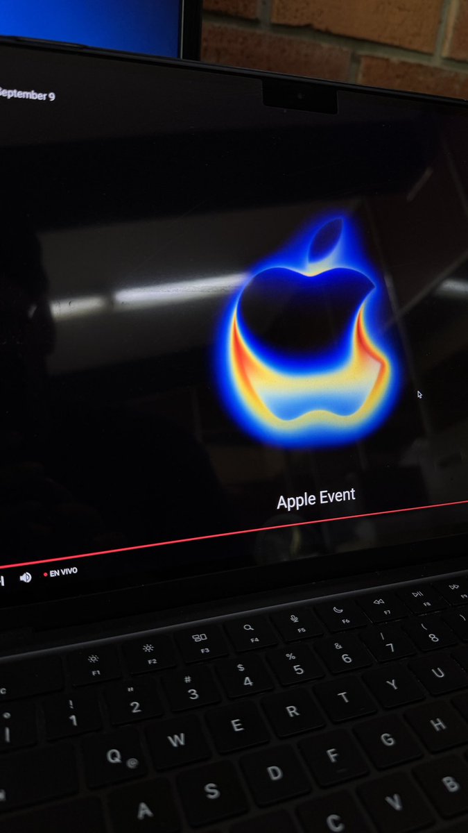 alanberumen's tweet photo. Getting started #AppleEvent https://t.co/yh0wkk9oOA