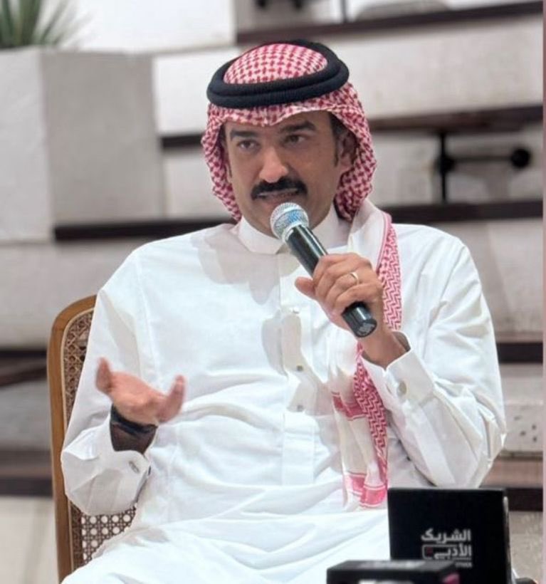 ali_makki2's tweet photo. في محبّة أصدقائي (!)

51

 وليد الكاملي.. فنّان كشْفِ المعنى بأقلّ الكلمات!

من الكواملة، القرية الممدودة على وادي جازان، حيث تنساب الأرض في هدوء بلا ادّعاء، خرج وليد الكاملي وفي عينيه صفاء المكان وفي قلبه نبرة السهل البسيط. لم يكن ابن قريته العادي، بل ابنها المختلف الذي حمل همّ الكلمة وقلقها، وارتدى مع ذلك بزّة الضابط ورتبة العقيد ليجمع بين الانضباط والكتابة، بين القانون والخيال.
في حضوره الأدبي هو قاصٌّ يعرف كيف يلتقط اللمعة ويحوّلها إلى نصٍّ مكتمل. قصصه تشبه شرارات البرق، قصيرة العمر لكنها تضيء سماء القارئ طويلاً. من مجموعاته التي صدرت، تتبدّى ملامح صوت لا يلهث خلف الاستطراد، بل يقتنص اللحظة كما هي، مكثّفة، حادّة، ومشبعة بالدلالة. إنه مخلص للقصة القصيرة والقصيرة جداً بالذات، لأنها فنّ الاقتصاد في اللغة وكشف المعنى في أقلّ عدد من الكلمات.
وفي مقالاته الصحافية، بدا وليد مثقفاً لا يخشى السخرية، ولا يتردّد في تقشير الواقع بابتسامة لاذعة. يسخر ليعلّم، ويتهكّم ليُضيء، كأنه يكتب بالمزاج الشعبي العفوي ولكن بلغة مثقف يعرف تماماً ما يريد أن يقول. حين كتب عن "فخّ نجومية المثقف" أو حين أعلن "توبته" بجدية ساخرة، إنما كان يفتح باباً للنقاش لا للإدانة، وللتفكير لا للتوبيخ.
لكن الوجه الأكثر فرادة فيه أنّه (ضابط). رتبته ليست تفصيلاً عابراً في سيرته، بل هي البعد الذي صاغ شخصيته: رجلٌ خبر النظام والانضباط، وقاد العمل في السجون حيث أصعب الاختبارات الإنسانية. تلك التجربة صقلته بالصرامة، لكنها لم تسلبه رهافة المثقف، بل جعلته أكثر قرباً من جوهر الإنسان، وأكثر فهماً لتعقيداته وضعفه.
وليد الكاملي، إذن، ليس مجرد كاتب أو ضابط أو ساخر، بل هو كلّ ذلك في آن واحد. رجلٌ يكتب كأنه يبتسم، ويخدم كأنه يحرس فكرة، ويحيا كأنه يقيم صداقة مع المكان والناس. في محبّته نكتشف معنى آخر للصداقة: أن تكون بيننا شخصية لا تنفصل فيها الرتبة عن الكلمة، ولا القصة عن السخرية، ولا المثقف عن الإنسان.
ذلك هو وليد: (عقيدٌ) على كتفه الرتبة، وعلى لسانه الحكاية، وفي قلبه محبّة واسعة لا يحدّها سهل ولا (وادي).