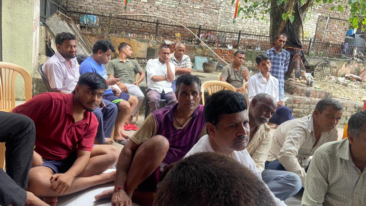 AnujSingh_BJP's tweet image. 1)

#EkBharatShreshthaBharat के निमित आदरणीय ज़िला अध्यक्ष एडवोकेट श्री अजय खटाना जी के नेतृत्व में और पूर्वांचल मोर्चा प्रदेश अध्यक्ष श्री संतोष ओझा जी के मार्गदर्शन में आगामी #BiharElections के लिए महत्वपूर्ण बैटक इन्द्रा कॉलोनी त्री नगर विधानसभा में बिहार के मूल निवासियों
