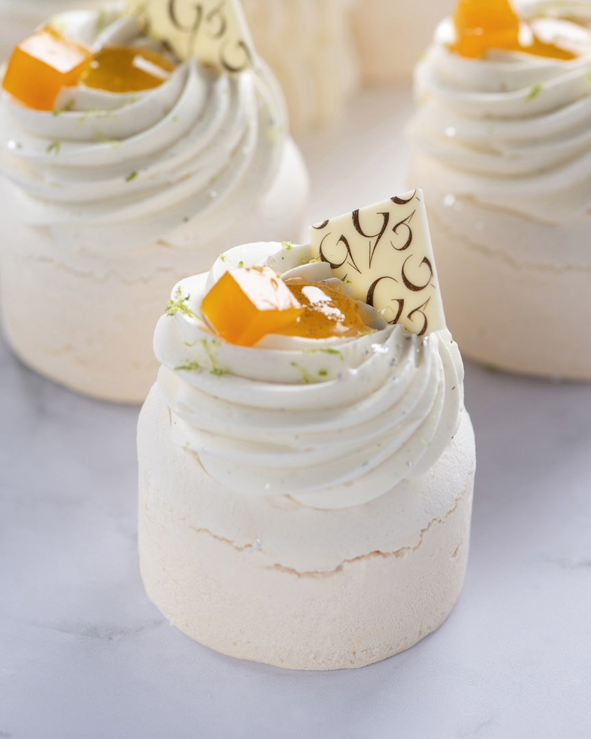 La PAVLOVA exotique est de retour ! 
Meringue moelleuse, compotée exotique (mangues, passion et ananas), chantilly onctueuse à la noix de coco.
vincentguerlais.com 

Vincent Guerlais Agitateur de Papilles pâtissier et maître chocolatier #Nantes