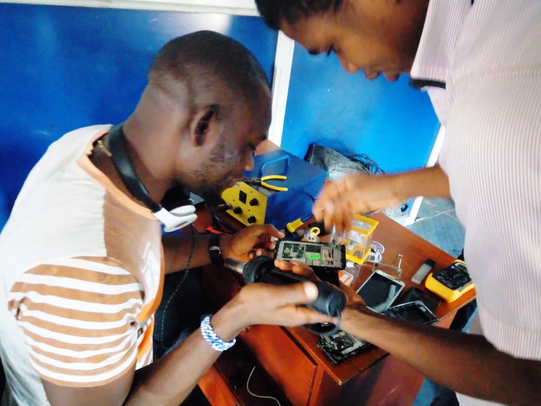 Drixxx_1's tweet image. Day 1 of hopping on the #BrandvsStreetstyle challenge, inspired by @inspiredDZN  

Kicking things off with fresh energy and bold visuals.  

Got any thoughts? 

I’m open to gigs and collabs let’s create something dope together!❤️