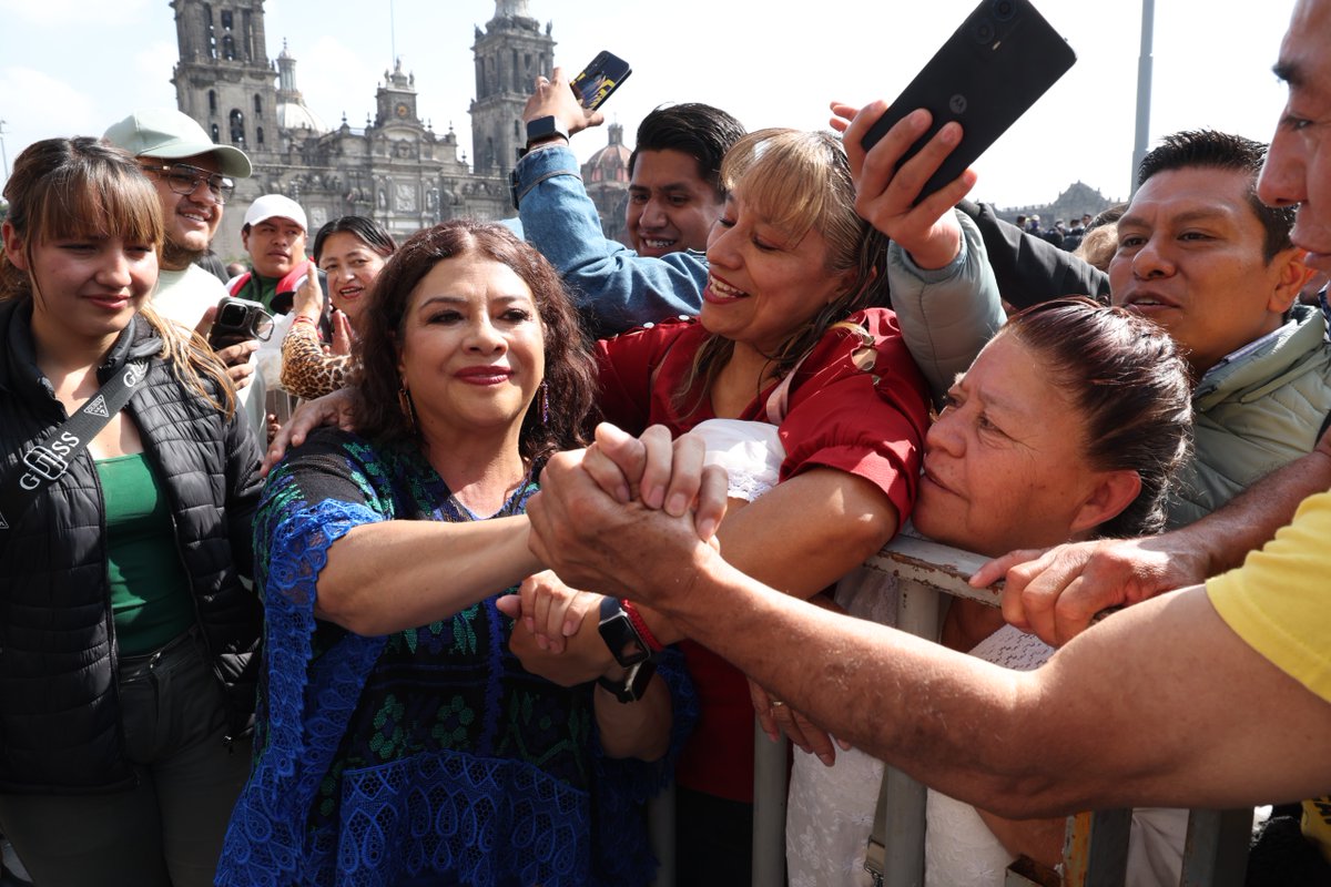 ClaraBrugadaM's tweet photo. El compromiso fue claro: hacer justicia laboral a quienes día a día sostienen el trabajo del Gobierno de la Ciudad.

Hoy lo cumplimos. Más de 13 mil trabajadoras y trabajadores de Nómina 8 ya son de base. Un reconocimiento merecido a su esfuerzo de tantos años y un paso firme hacia la dignidad laboral en nuestra #CapitalDeLaTransformación.

Me acompañaron alcaldes y alcaldesas, integrantes del gabinete del @GobCDMX  y, de manera especial, agradezco a @Finanzas_CDMX  y a su titular, @JPDeBotton, por hacerlo posible.