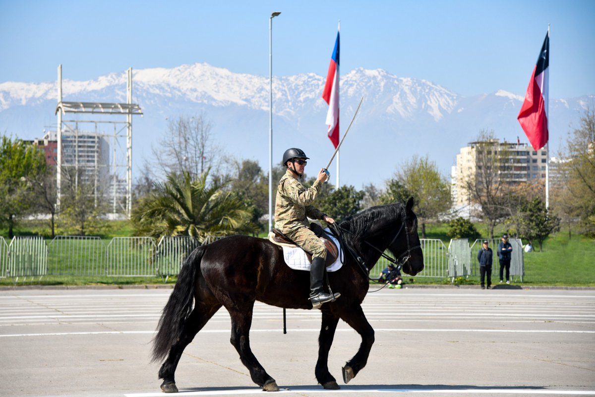 En el marco de las preparaciones para la #GranParadaMilitar 2025, personal de la <a href="/IiChile/">II División Motorizada del Ejército de Chile</a>, <a href="/IIIDIVMNA/">III DIVISIÓN DE MONTAÑA</a> y la Brigada de Operaciones Especiales “Lautaro”, ensayaron con miras al desfile del próximo 19 de septiembre en honor a las #GloriasDelEjército. #215AñosDeHistoria.