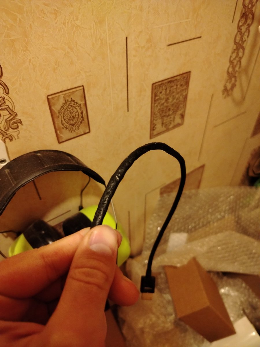 Кот кретин схарчил подключённый (!!!) кабель питания и HDMI аж до меди. Как его током не изжарило, кретина... Заметили случайно. Небось, год целый нагрызал🤬