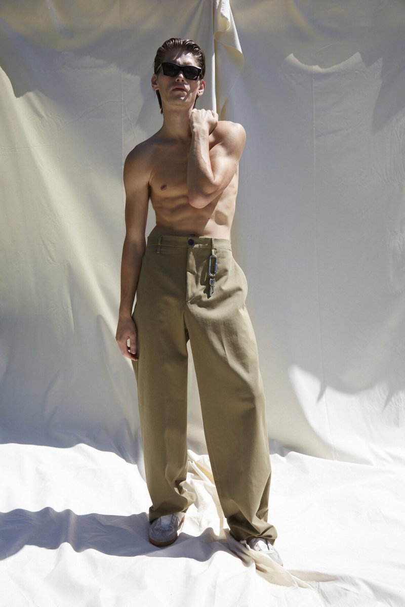 Check out this article: Aldo Maria Camillo SS26 – Unbound : une élégance libre, entre rigueur tailleur et matières régénérées - luxsure.fr/2025/09/09/ald…