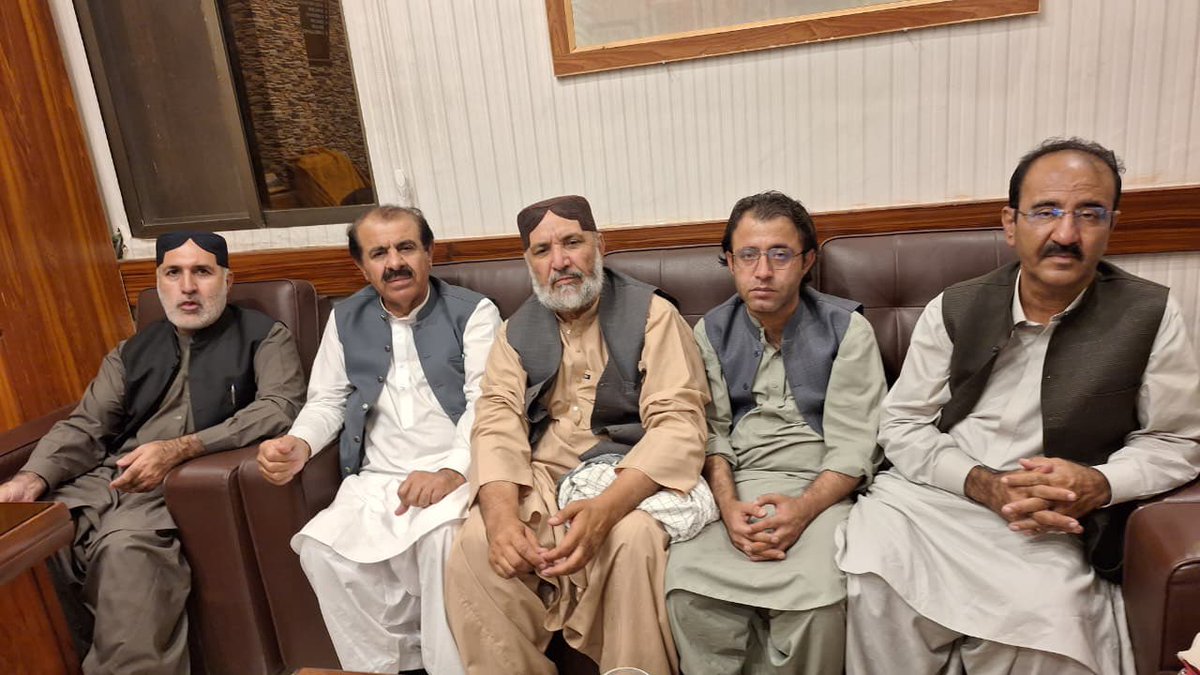 د کوټې بنديخانه څخه د عوامي نېشنل ګوند ضلعي صدر سناءالله کاکړ، د مرکزي کمېټې غړی خان زمان کاکړ، د پښتون سټوډنټس فېډرېشن مرکزي جنرل سېکرتر مزمل کاکړ، صوبايي صدر طاهر شاه کاکړ او د ګوند نور ملګري سره د اپوزیشن ګوندونو د ملګرو خوشي کړل شول.

د خوشي کېدو پر مهال د ګوند غړي، د اپوزېشن