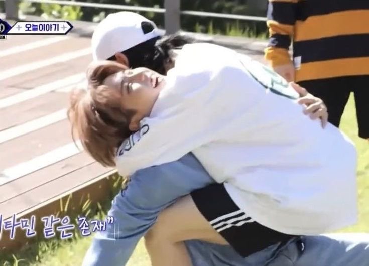 rpjlchmjl's tweet photo. hyunsung hugs 🫂 https://t.co/VGjMp8C9S0