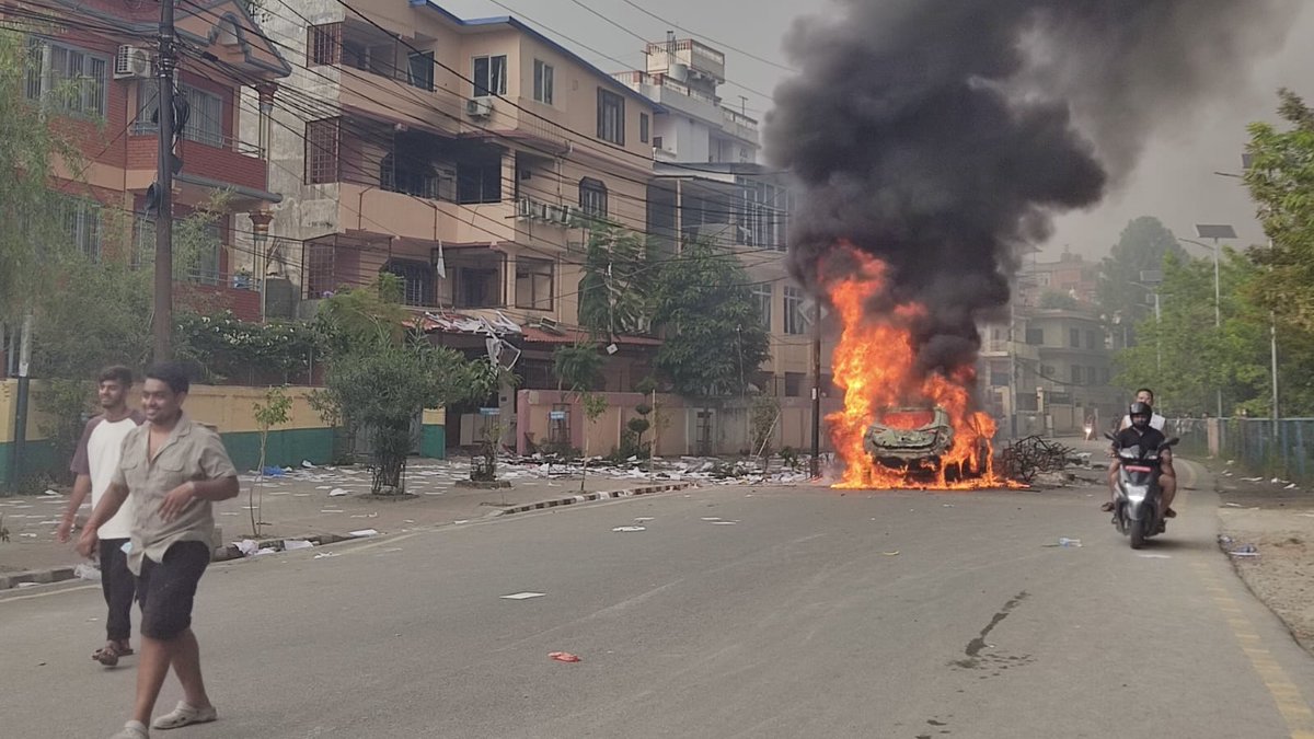 Nepal is in flames. Excellent article from Atul Chandra (<a href="/AtulCha83952246/">Atul Chandra</a>) of <a href="/tri_continental/">Tricontinental Institute for Social Research</a> and Pramesh Pokharel (<a href="/npPramesh/">Pramesh Pokharel</a>) of Communist Party of Nepal (Unified Socialist) - 
peoplesdispatch.org/2025/09/09/nep…