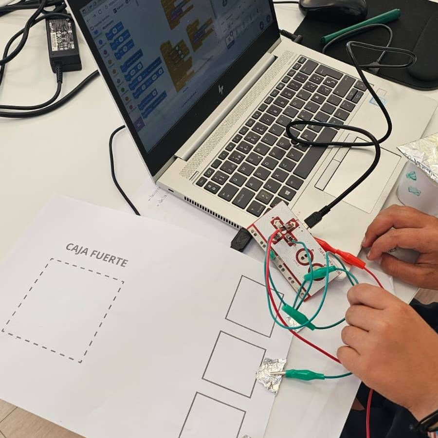 🌟 La creatividad tiene mil formas de expresarse… y este verano en CREATICS lo hemos comprobado.

🎨 Diseñando objetos en pixel art.
⚡ Convirtiendo frutas y objetos en instrumentos musicales con Makey Makey.
🕵️♂️ Resolviendo enigmas en nuestras gymkanas creativas.