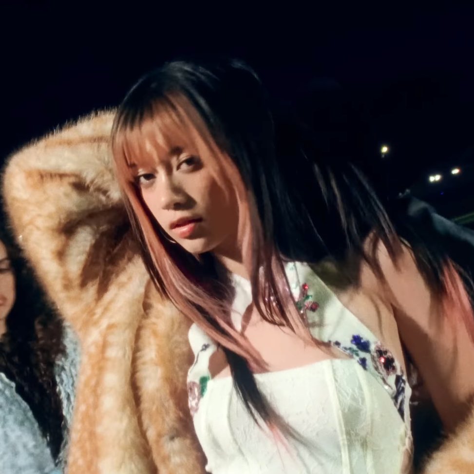 KATSEYEBASE's tweet image. KATSEYE’s Megan in the official visualizer for M.I.A.