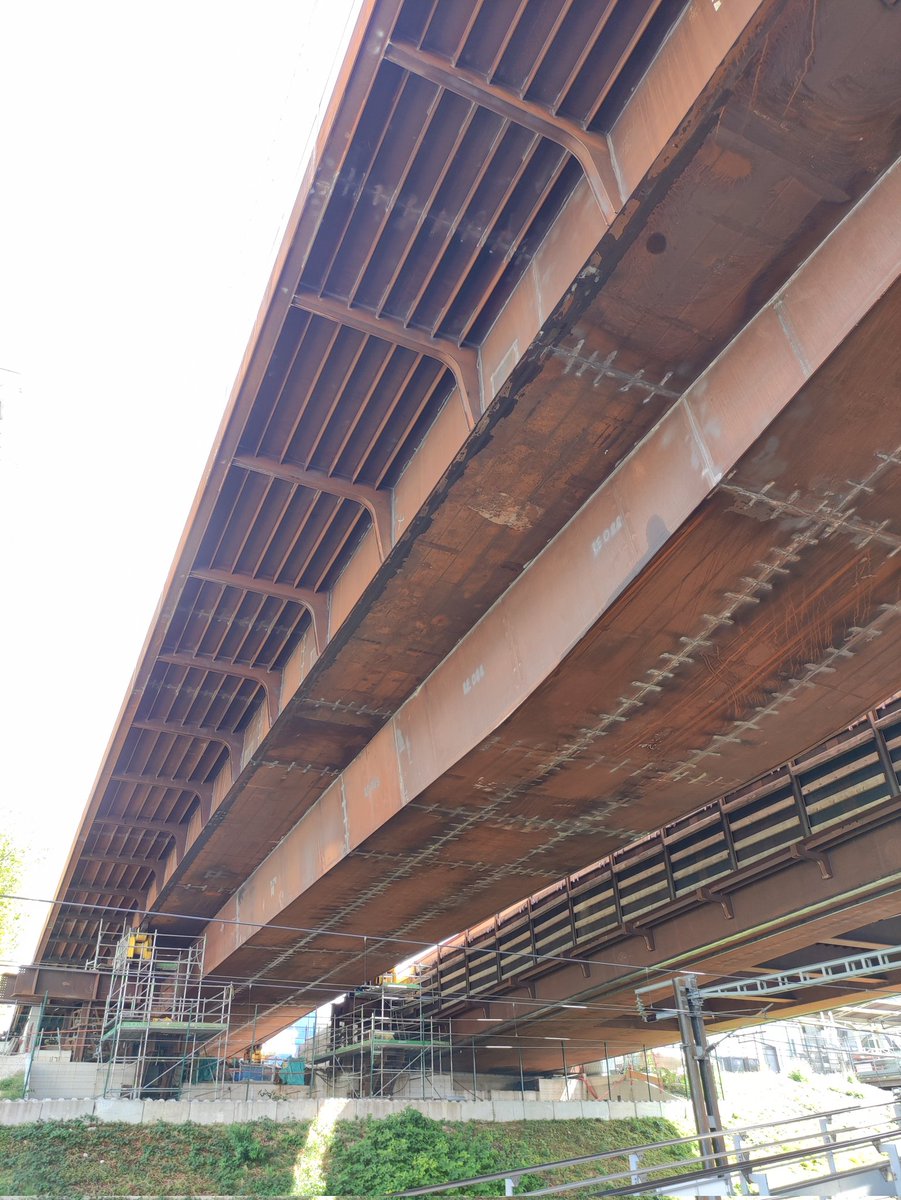 Les travaux du Franchissement Urbain Pleyel (FUP) à Saint-Denis continuent. La section du pont routier fabriquée côté gare du Stade de France - Saint-Denis est en cours de finition. L'impressionnante travée faite d'acier enjambe petit à petit les voies ferrées.