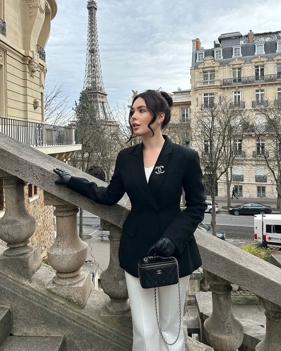 Kaolin_Rose's tweet image. On the streets of Paris, every step is a fashion show. 🖤✨ #ParisianChic #FashionInParis #EiffelTowerView