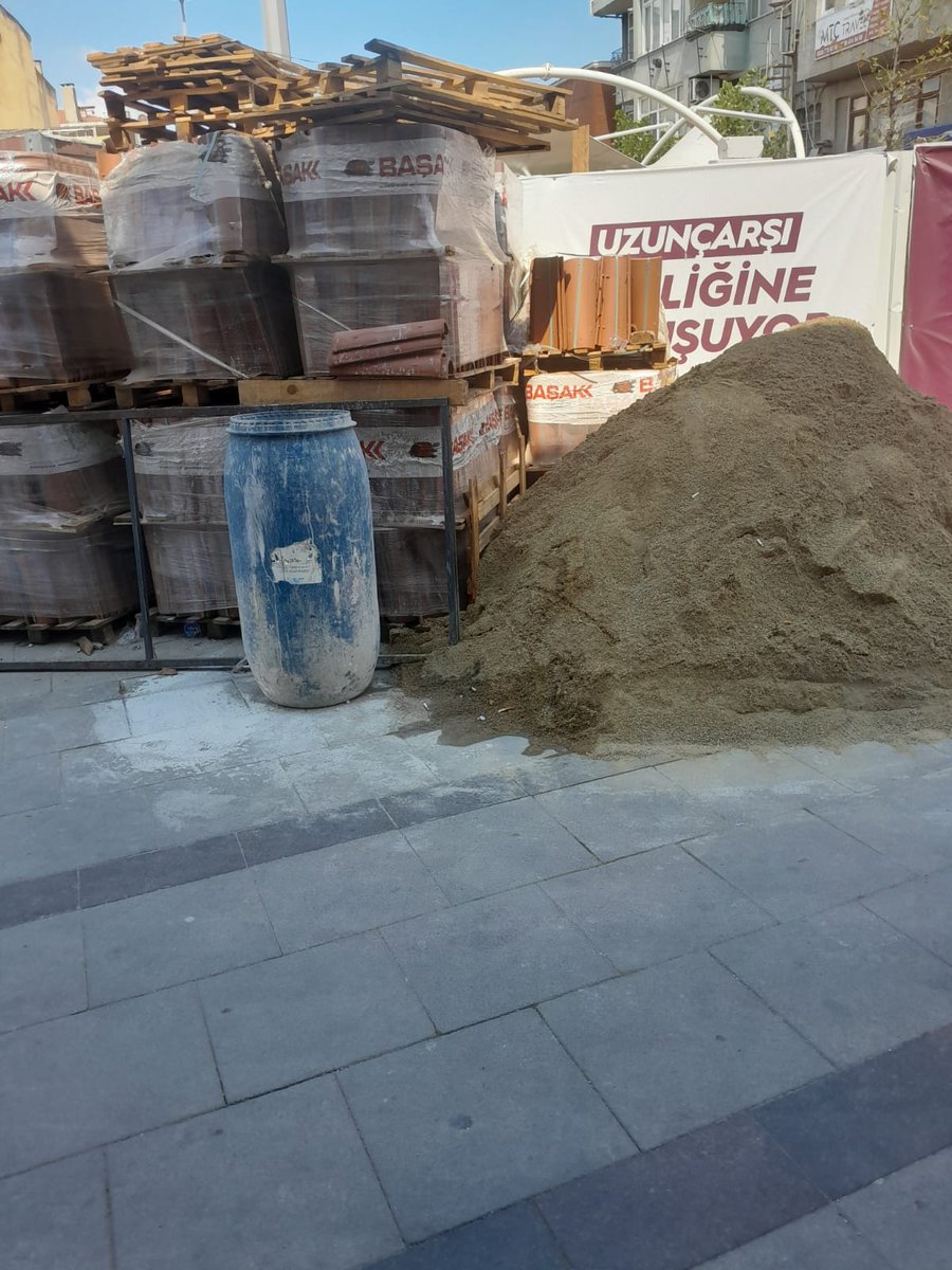 Muhteşem is güvenliği onlemleriyle birlikte daralan yerden birde yetişme gayesindeki motorcularin geçişiyle yine hizmette sinir tanımıyoruz. Tozu toprağı saymadım sayayım mı? <a href="/SakaryaValiligi/">T.C. Sakarya Valiliği</a> <a href="/Sakaryabld/">Sakarya Büyükşehir Belediyesi</a> <a href="/AdapazariBld/">Adapazarı Belediyesi</a> <a href="/Anitlar/">T.A.D</a>