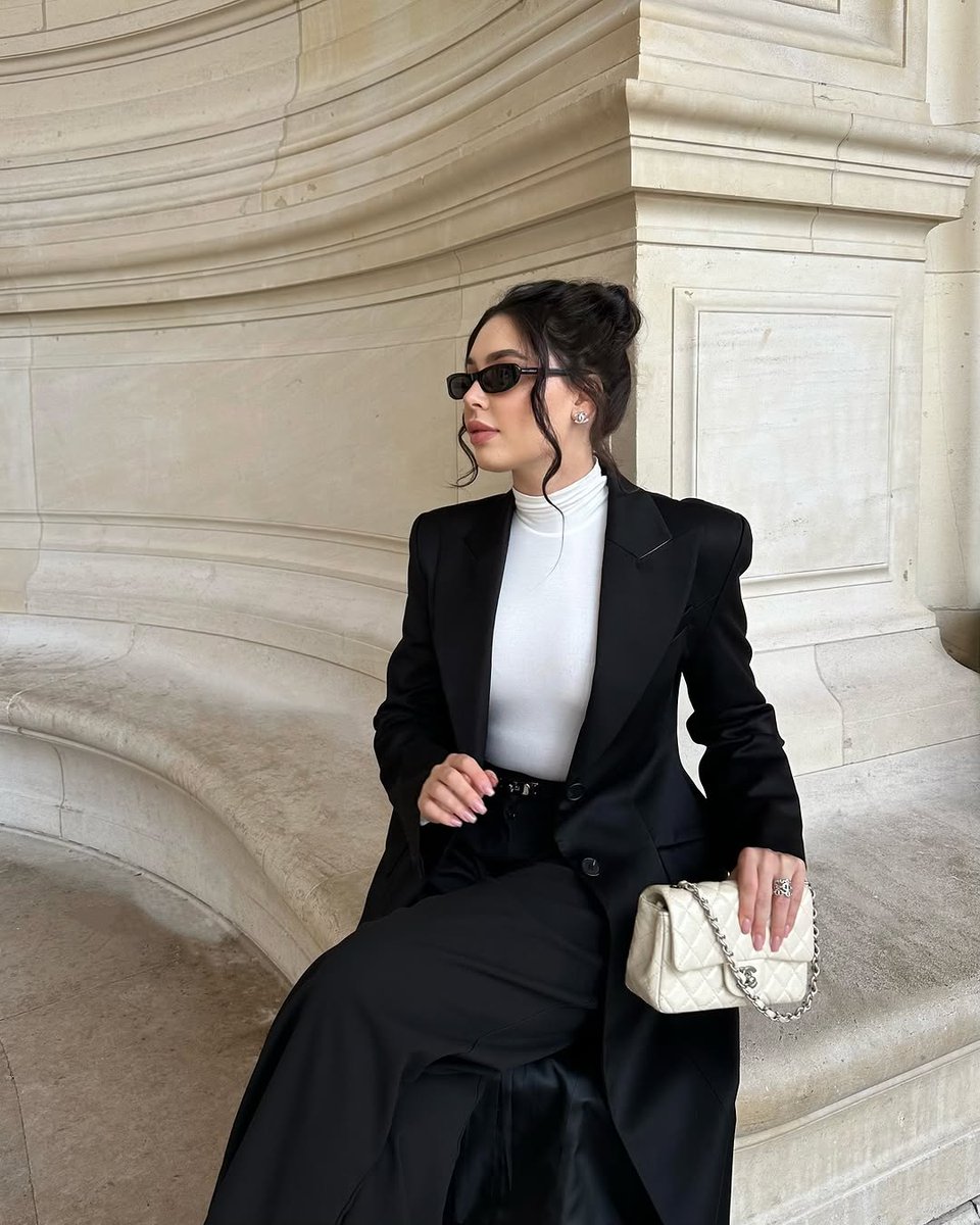 Kaolin_Rose's tweet image. On the streets of Paris, every step is a fashion show. 🖤✨ #ParisianChic #FashionInParis #EiffelTowerView