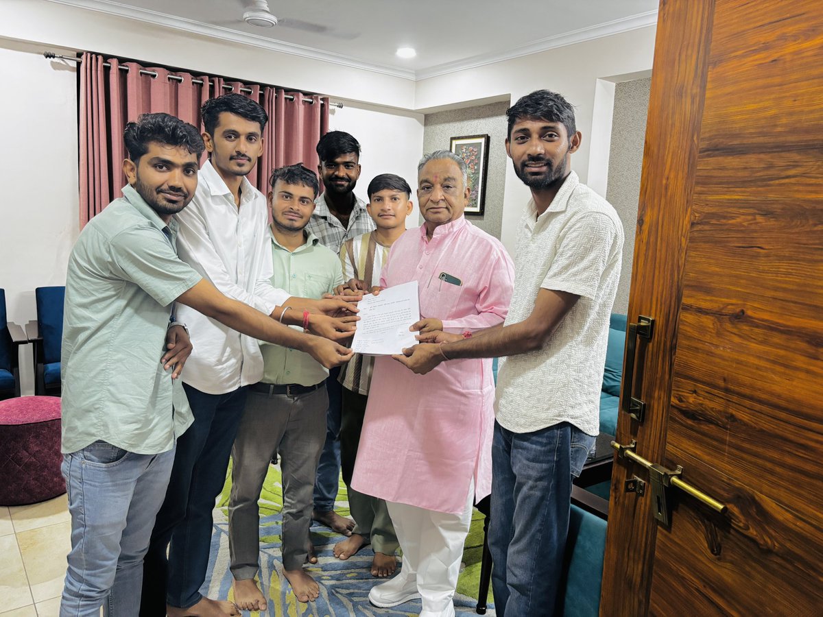 KISHANKOM2000's tweet photo. आज विधायक आवास पर बिलाड़ा (जोधपुर) से विधायक श्री अर्जुन लाल जी और राजस्थान सरकार में मुख्य सचेतक श्री जोगेश्वर गर्ग जी कृषि व्याख्याता भर्ती परीक्षा की तारीख oct_nov माह में करवाने हेतु चर्चा हुई 
@IamArjunlalgarg 
@DrKirodilalBJP 
@madandilawar 
@exam_tak_agri 
@Rahulcric02 https://t.co/VVLZYmPVB5