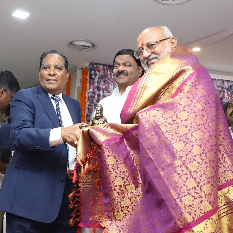 துணைக் குடியரசுத் தலைவருக்கு வாழ்த்து!
இந்திய நாட்டின்  துணைக் குடியரசுத் தலைவராக தேர்ந்தெடுக்கப்பட்டுள்ள  தமிழகத்தைச் சேர்ந்த #CPRadhakrishnan  அவர்கள்  தம் பணியில் சிறந்திடவும் விஜிபி குழுமத்தின் சார்பாக வாழ்த்துகளைத் தெரிவித்துக் கொள்கிறேன்!#VPElection2025