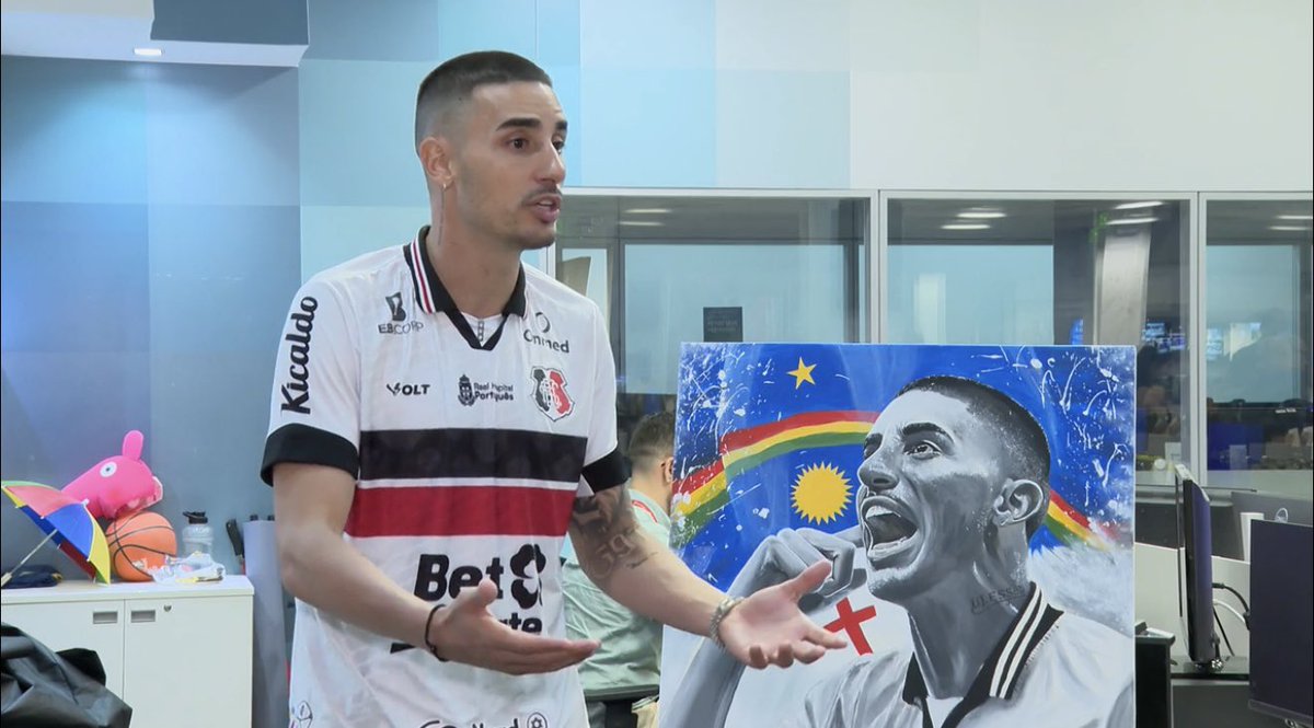 futebol_info's tweet photo. “O que me fez vir para o Santa Cruz não foi a questão financeira, não foi jogar uma Série D depois de estar 11 anos jogando na Série A, na Espanha, no Japão, chegar à Seleção Brasileira, brigar por título brasileiro e sul-americano… O que me fez vir pra cá foi ver a favela descer, foi ver eles gritarem meu nome. Tudo isso não é só pela minha família, pelo clube, mas sim pelos torcedores que são apaixonados e mostram o carinho todo dia na rua pra gente.”

🎙️ Thiago Galhardo, ao @geglobo.
📸 Reprodução/ge