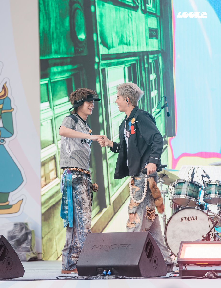 looke_world's tweet photo. ⭐️

Thank you Sawasdee Seoul Thai Festival 2025 for inviting and having PIDE NEW at this amazing event! 💥👀🦋🍎🙏✨ 

We’re truly honored to be part of it, and a big thanks to all the fans who came and showed so much love and support. You made it even more special ! 

감사합니다 !

#ไฮโซลไป๊ปนิว
#SawasdeeSeoulThaiFestival2025
#PIDEmonthapoom #NEWCHAYAPAK
#GELBOYS
#LOOKE