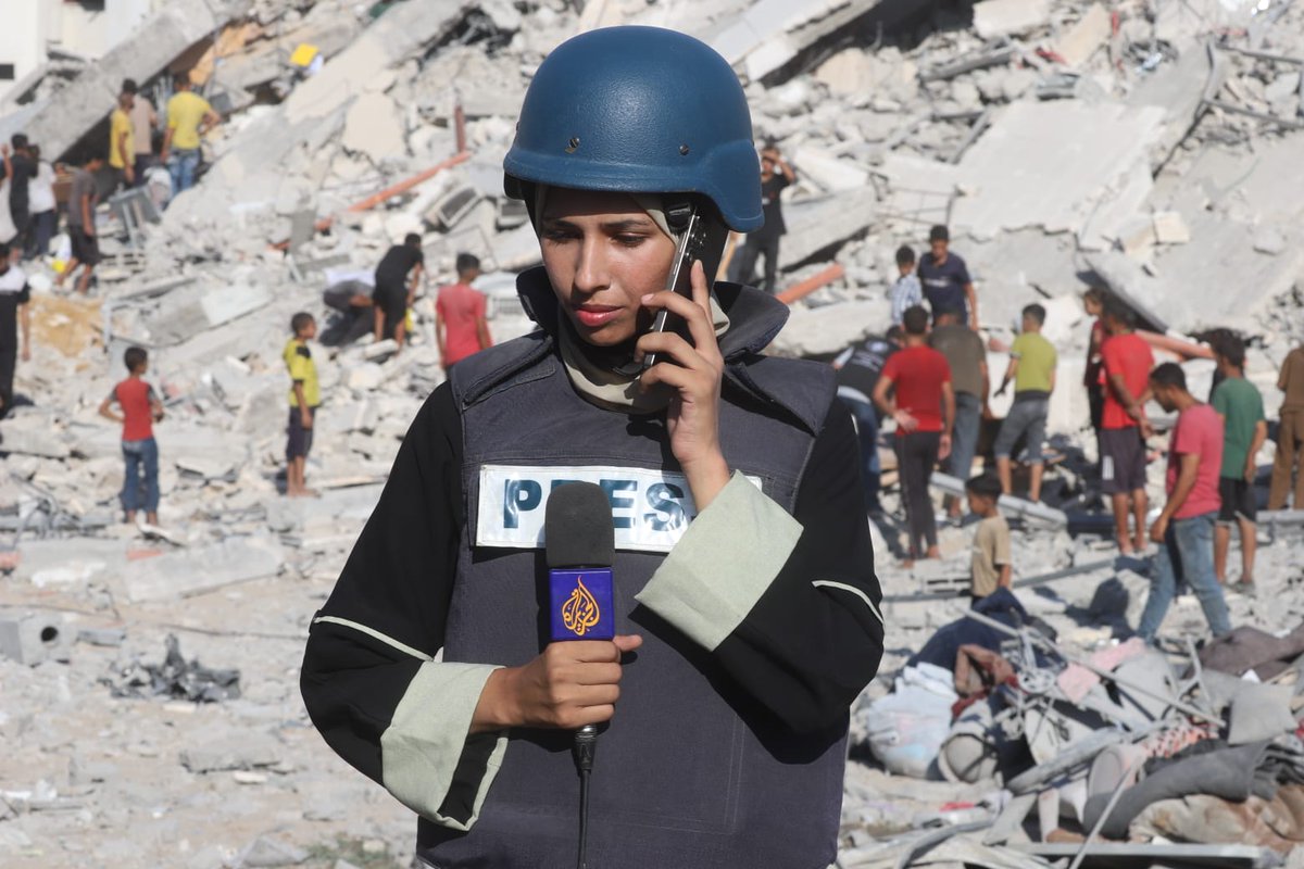 nouraborokba's tweet image. أمنيتي الوحيدة في هذه اللحظة
أن أمتلك مساحة صغيرة أعود إليها كل ليلة وأبيت فيها
أنا نازحة وأبيت كل ليلة في مكان مختلف
أكتب هذه الكلمات ولم أعرف بعد 
"تحت أي سقف سأقضي ليلتي منتظرة أن يأتي الصباح لأقص حكاية المشردين أمثالي"
#يوميات_نازحة