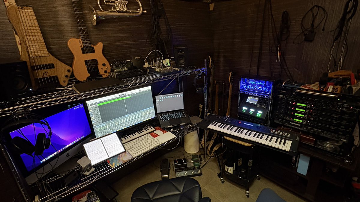 scapenk's tweet photo. 部屋を掃除して機材を配置し直した。少しは音楽やる人っぽくなったか？w https://t.co/rwfGylddkr