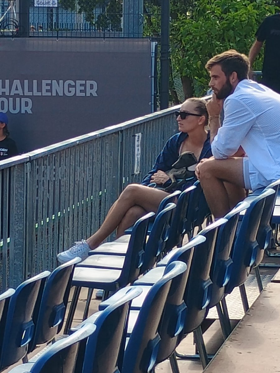 Grand Slam champion in da house - Markéta Vondroušová is supporting her boyfriend, Andrew Paulson, in Szczecin. That dog is a frequent tournament visitor too :)