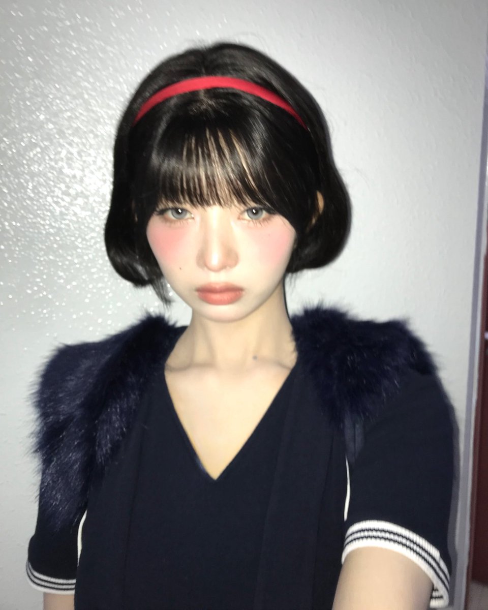 ㅤㅤ

beneath the snow-white silence blooms a fragile red, a reminder that even in purity, passion dares to live. ༉‧₊˚✧ 🍎
ㅤ