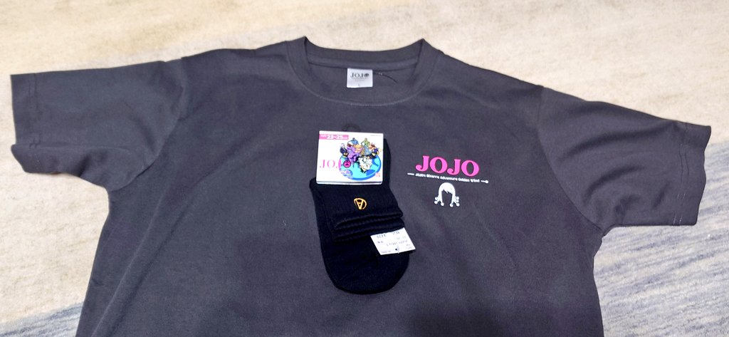 アベイルコラボ、🍚のTシャツと💄の靴下買ってきたよ〜
バッジとか欲しかったんだけど売り切れてた

スカジャンは…迷った末に買わなかった
背中にキャラ絵バァーン！なデザインじゃなきゃ🤐🍚両方買ってた（売り場でかなり迷ったが）
前面は良かったのに…