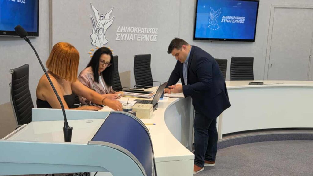 Μετά από πολλή σκέψη και συζήτηση με ανθρώπους που εμπιστεύομαι, πήρα την απόφαση να κατέλθω υποψήφιος με τον Δημοκρατικό Συναγερμό στη Λευκωσία. Όσοι με ξέρουν, γνωρίζουν ότι πάντα υπερασπιζόμουν τη φωνή των διαφορετικών και των πιο αδύναμων. Δεν κατεβαίνω για το αξίωμα.