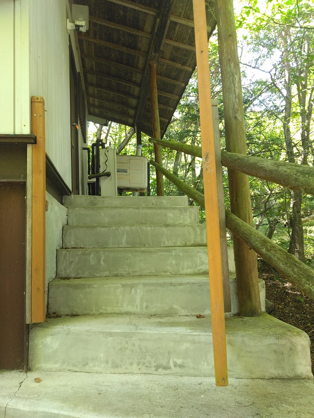 空き家バンク【売買】98万円 群馬県吾妻郡嬬恋村鎌原群馬坂　バルコニー・ウッドデッキ付き３ＤＫ高床式平屋　水洗トイレ　追焚き木桶風呂有 loghouse.sumai.biz/27120