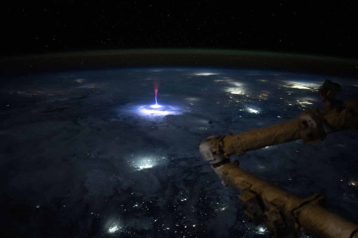 ¿Qué es eso que se eleva desde la Tierra? A principios de Julio, la astronauta Nicole Ayers observó un tipo inusual de rayo que se elevaba desde la Tierra, parecido a un chorro gigantesco. El poderoso chorro aparece cerca del centro de la imagen en rojo, blanco y azul. Estos