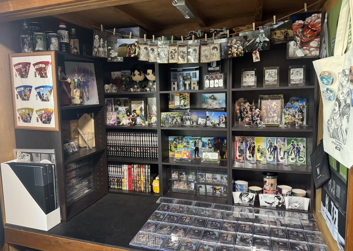 押し入れにグッズ並べてます😊
#進撃の巨人
#グッズ