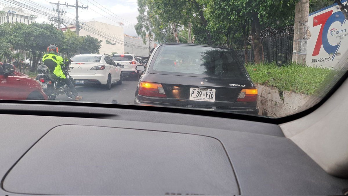 VasGuerra1's tweet photo. @VMTElSalvador por personas asi, se hace el trafico... el unico mal estacionado, y para colmo entro al colegio y ese cole tiene parqueo. https://t.co/lcg04b8FyE