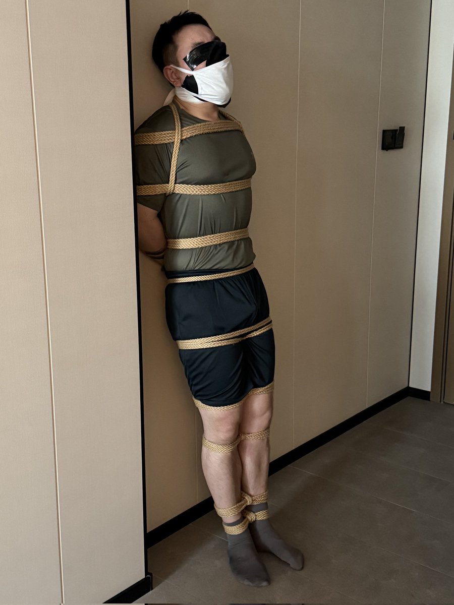 geshibaobao's tweet photo. 终于解脱了，@Kkinnzou让我换上体能服一起去健身，然后说体能服配绳子怪好看，捆上拍个照就放我，我还真信了他的邪，捆上后还没来得及说话就被他强制臭袜子堵嘴了，一捆就是三个小时，呜呜呜 https://t.co/WSV4ohkcSt