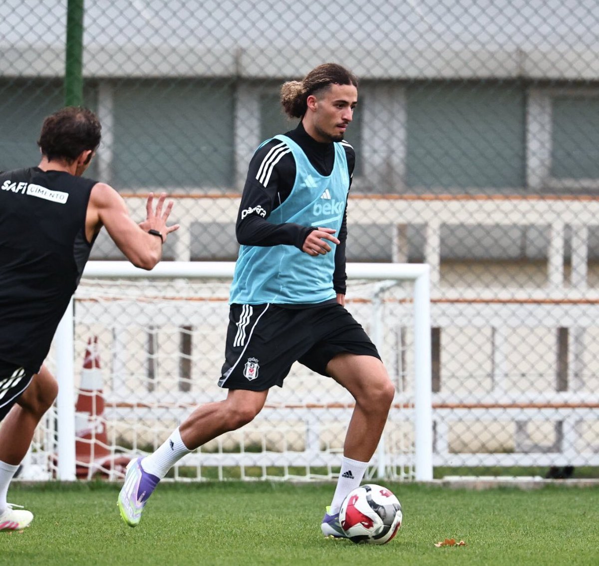 Beşiktaş’ın, Taylan Bulut’un yerli statüsünde oynaması için yaptığı başvuru olumlu sonuçlandı. 

19 yaşındaki futbolcu, yerli statüsünde oynayabilecek. | 🗞️ Fanatik