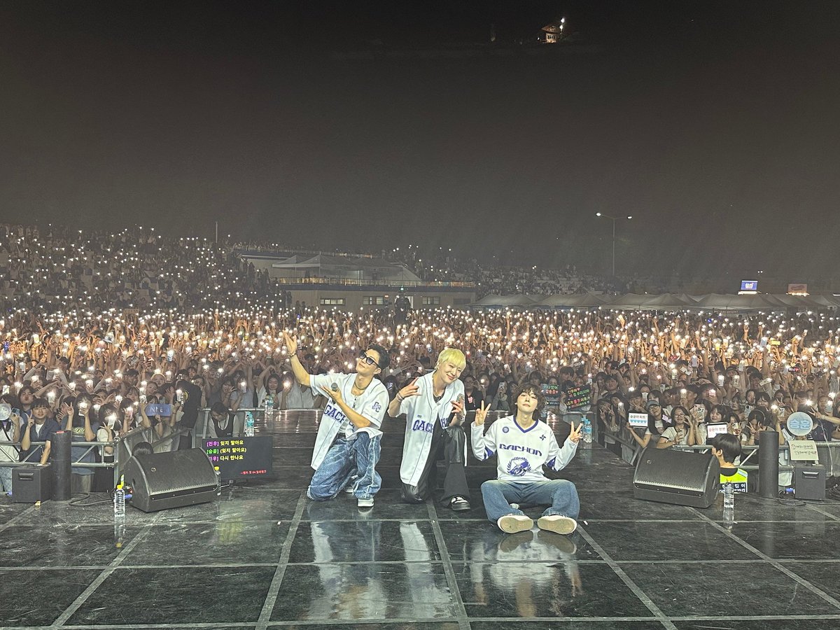 WEZANG2's tweet photo. 250909 강승윤 위버스
오랜만에 대축💙 인서들이 리드해줘서 다들 더 잘 논 듯 역싀👍🏻

#강승윤 #위너 #WINNER #YOON https://t.co/fy6Vv8YCOt