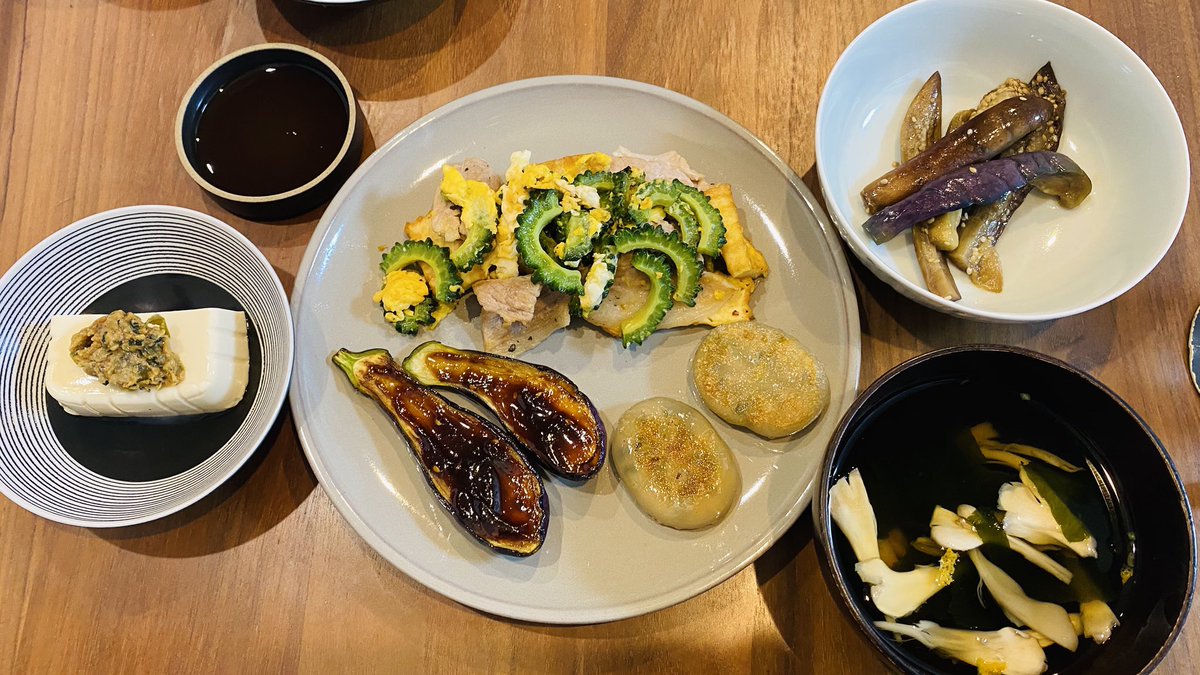 shimagaeri's tweet photo. 晩御飯は
厚揚げゴーヤチャンプル
ナス田楽　つけてみそかけてみそ
焼くだけの市販にらまんじゅう
ししとう味噌やっこ
なす中華和えの残り
舞茸のヒガシマルスープ
を🍆
ゴーヤチャンプルは豆腐でなく厚揚げを使うのが定番になってます😃
#おうちごはん https://t.co/gr2hJwql98