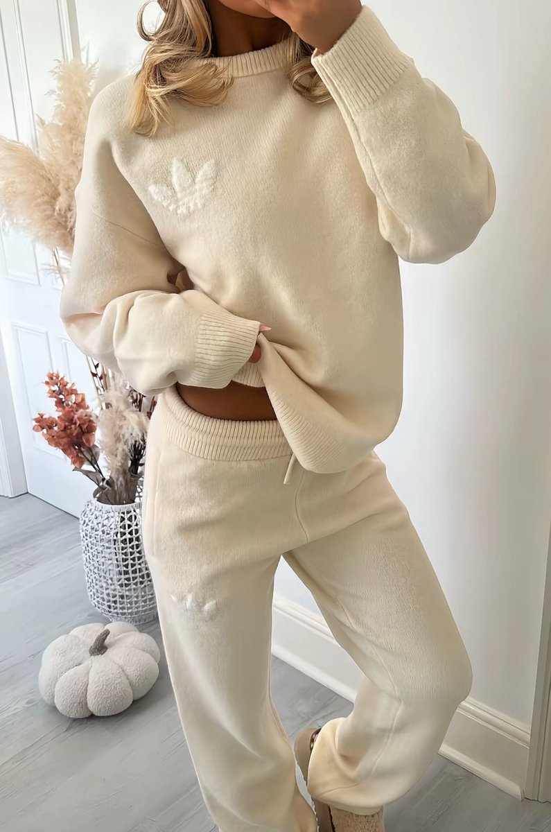 The viral knitted adidas set is back in stock! How gorgeous is this for winter nights! I’ve linked it below👇🏽
stylink.it/Nx5a5U6qmGJ