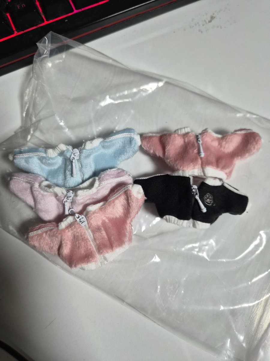 RT 나눔
불량으로 나온거
3개 2개 해서 2명 뽑아서 반택으로 보내드릴께요!!
지퍼 뻑뻑함 , 올나감 이슈등 입니다!

당발은 앞에 알티무나 의상이랑 같이 판매후 배송 할때 해서 같이 드리겠습니다!