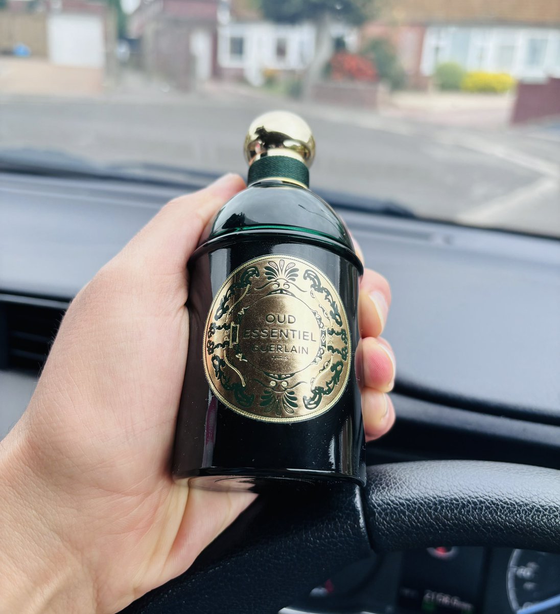 Today is East meets West fragrance #Guerlain Oud essentiel

Rich and deep spicy woody blend of dark oud and smooth rose. 

Love from first sniff